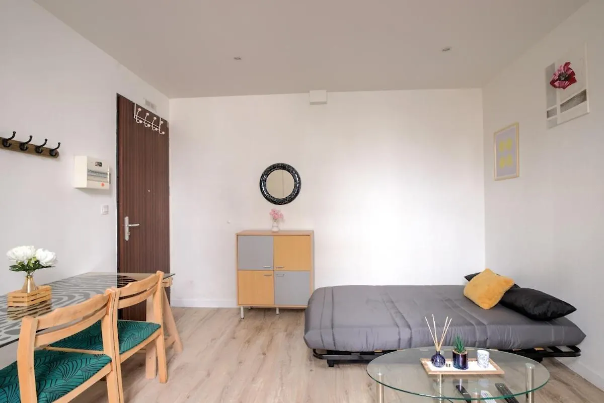 Studio 5 Villeurbanne 0*,  France